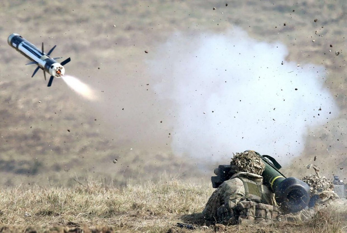 Tên lửa Javelin - "ngọn giáo bắn và quên" hiệu quả đến mức việc Mỹ bán loại vũ khí này cho các nước khác cũng đều liên quan đến các vấn đề chính trị nóng bỏng. Trong quá khứ, Mỹ đã bán “ngọn giáo chống tăng” này cho một vài quốc gia thuộc khối NATO, các nước đồng minh ở Trung Đông như UAE, Saudi Arabia hoặc xa hơn là Australia, Đài Loan, Indonesia... Năm ngoái Mỹ đã quyết định bán Javelin cho Ukraine sau một thời gian dài đàm phán và đôi bên đều rất chần chừ vì nhiều nguyên nhân khác. Nguồn ảnh: DVIDS.