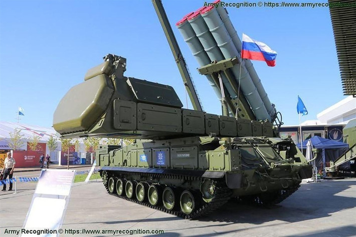 Mỗi khẩu đội Buk-M3 có thể tấn công đồng thời 36 mục tiêu cùng lúc. Thời gian chuyển trạng thái từ hành quân sang chiến đấu chỉ mất 5 phút. Trong khi đó, Buk-M3 vượt trội các phiên bản cũ cả về hiệu suất chiến đấu lẫn số đạn tên lửa trang bị.