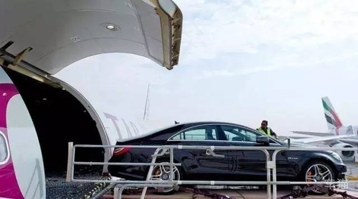 Thậm chí họ còn sử dụng nguyên một khoang của máy bay hãng hàng không Quatar Air chỉ để vận chuyển chiếc xe cưng của mình.