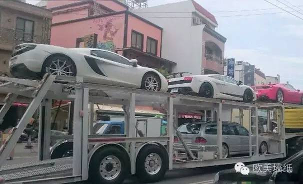 Sự phô trương đó đôi khi cũng khiến họ phải nhận những lời dị nghị và xăm soi.
