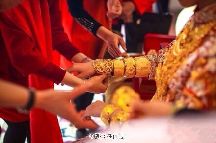 Trong ảnh, cô dâu được họ hàng, người thân liên tục tặng những món quà cưới là trang sức với số lượng nhiều không đếm xuể.