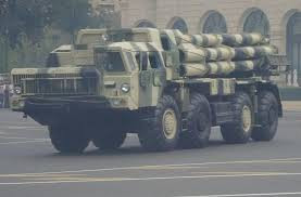 Xe bệ phóng 9A52 mang 12 ống phóng rocket cỡ 300 mm đặt trên khung gầm xe tải hạng nặng MAZ-543M (8 x 8), trọng lượng chiến đấu lên tới 43,7 tấn, tốc độ di chuyển tối đa 60 km/h, tầm hoạt động 850 km.