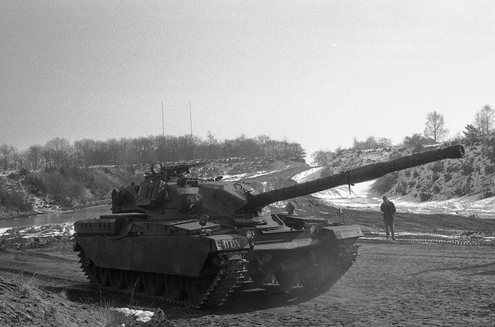 Xe tăng chiến đấu chủ lực Chieftain có trọng lượng 55 tấn, dài 10,77m, rộng 3,66m, cao 2,9m. Trong khi Leopard 1 nhẹ hơn với trọng lượng 42 tấn, dài 9,54m, rộng 3,37m, cao 2,39m. Nguồn ảnh: QQ.
