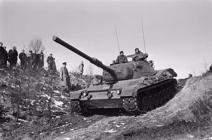 Về giáp bảo vệ, Leopard 1 cũng hoàn toàn không có cửa so với chiếc xe tăng của người Anh. Vì phải hi sinh cho khả năng cơ động mà xe tăng Leopard 1 chỉ có lớp giáp trước dày tối đa 70mm được vát nghiêng hợp lý. Tuy nhiên, cơ bản thì lớp giáp này không thể chống nổi pháo chính 100mm D-10T2S của T-54 chứ chưa nói tới pháo 115mm U-5TS trên T-62 hay pháo 125mm của T-64 Liên Xô. Nguồn ảnh: QQ.