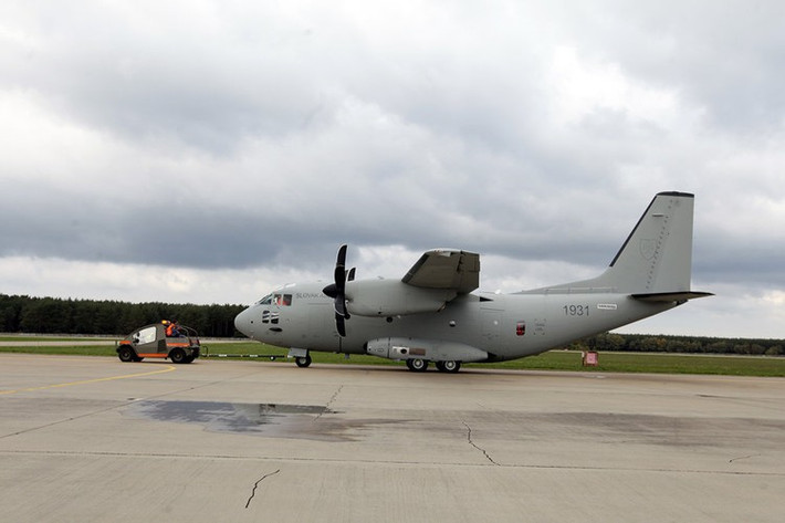 C-27J thậm chí còn có thể biến thành phiên bản cường kích tấn công mặt đất đầy uy lực, hỗ trợ cho lục quân phía dưới.