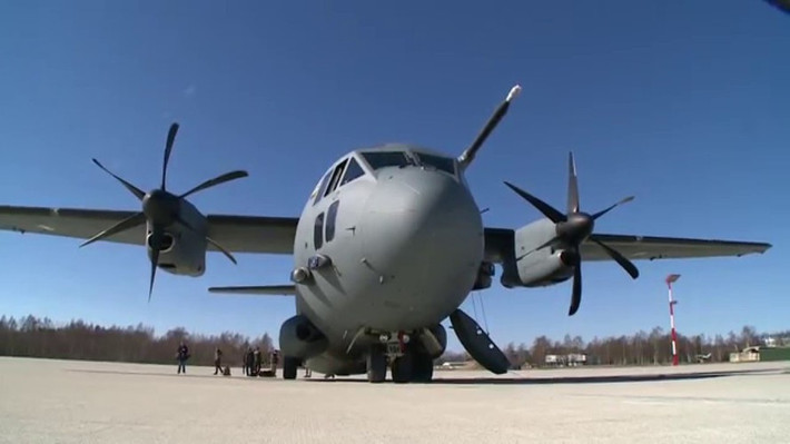 Kích thước và tính năng của C-27J bằng một nửa C-130, có thể chở một xe bọc thép khi cần. Ưu điểm của C-27J là khả năng thao diễn ở điều kiện khí hậu khắc nghiệt, điều "bất thường" với loại máy bay vận tải chiến thuật.
