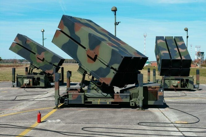 NASAMS là hệ thống phòng không từ tầm gần đến tầm trung, sử dụng tên lửa đất-đối-không và có thể tấn công máy bay, UAV cũng như các tên lửa khác.
