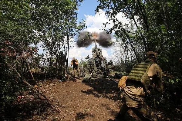 Ngoài ra còn có 24 radar phản pháo, với khả năng phát hiện sớm các vật thể bay do Nga khai hỏa, cùng một số các hệ thống tên lửa dẫn đường laser sử dụng để bắn yểm trợ.