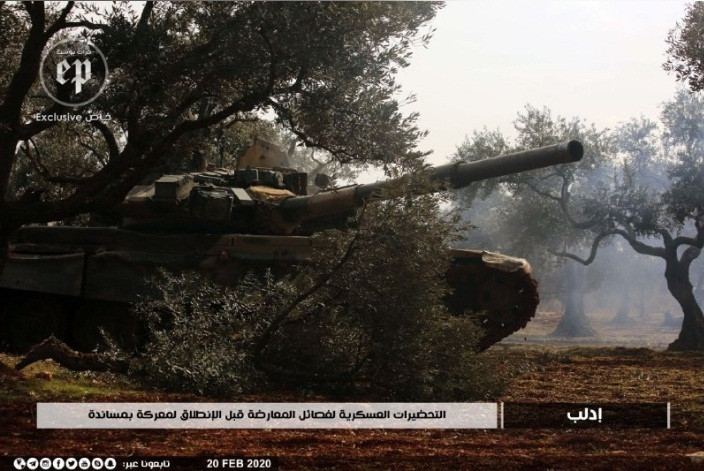 "Các chiến binh thánh chiến ở tỉnh Aleppo của Syria đã tung chiếc xe tăng T-90A bị bắt vào trận chiến chống lại quân đội chính phủ. Bên cạnh đó, hình ảnh này còn thu hút sự chú ý của công chúng khi lần đầu được đăng tải trên kênh Telegram. Chiếc xe tăng này cũng được truyền thông Thổ Nhĩ Kỳ công bố và kèm theo thông tin rằng nó bị bắt trong một ngôi làng ở phía Tây Aleppo hồi đầu tháng", truyền thông Nga cho biết.