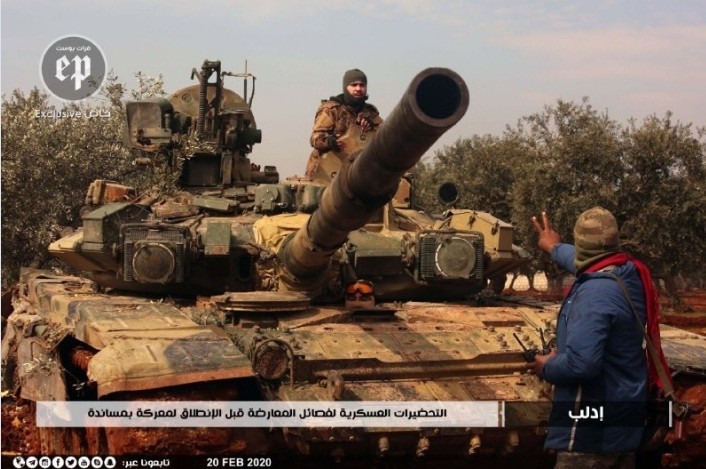 Theo truyền thông Nga, chiếc T-90A nhiều khả năng đang được điều khiển bởi nhóm khủng bố Hay'at Tahrir al-Sham (HTS). Đây là chiến lợi phẩm chúng thu được từ SAA trong cuộc chiến hồi đầu tháng 2/2020.
