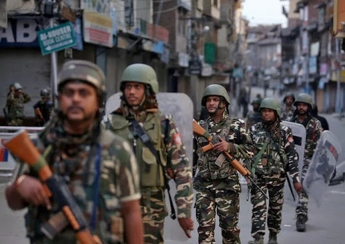 Sau 13 ngày giao tranh, các chỉ huy Pakistan tại Đông Pakistan, nay là Bangladesh, cùng hơn 90.000 binh sĩ dưới quyền đầu hàng lực lượng Ấn Độ.