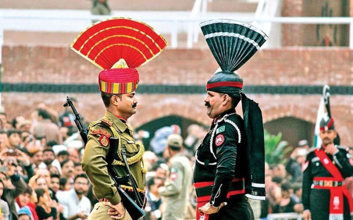Biên giới Ấn Độ - Pakistan gồm ba đoạn LoC, WB và biên giới quốc tế. LoC được thiết lập trên cơ sở đường ngừng bắn theo Thỏa thuận Karachi ký năm 1949 giữa Ấn Độ và Pakistan, được Liên Hợp Quốc bảo trợ.