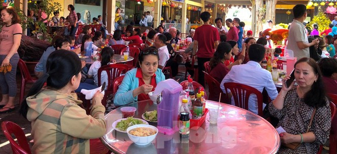 Một quán chuyên món chay ken kín người.