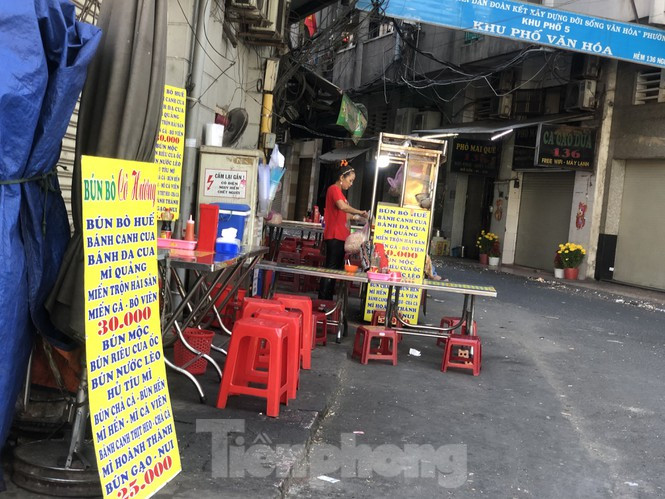 Tuy nhiên cũng có những hàng ăn không tăng giá dịp tết. Họ treo bảng niêm yết giá trong suốt năm, lễ tết không thay đổi. "Rau xanh, thịt cá tôi đều mua trước tết và trữ lạnh nên giá vẫn rẻ. Mua sao bán vậy, mình không thể viện lý do nguyên liệu thực phẩm tăng mà làm giá với khách" - chị Tâm bán bún bò ở Q.10 nói.