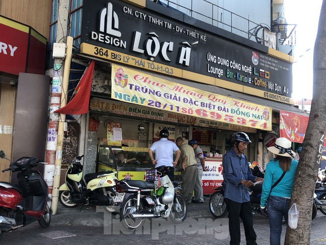 Ngày đầu năm mới, dân Sài Gòn tìm mua vé số cầu may. Những đại lý lớn ở TPHCM bán đắt như tôm tươi.