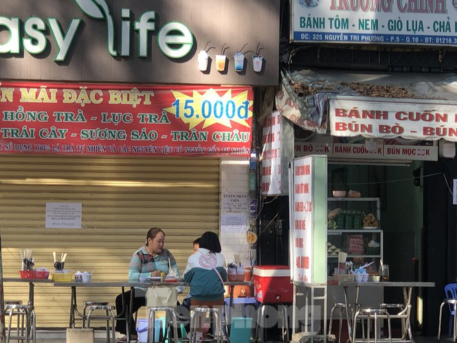 "Tôi phải tăng lương 300% cho nhân viên để họ ở lại làm việc xuyên tết. Tuy nhiên, giá thức ăn cũng tăng 20%, khách đến đông nườm nượp nên vẫn lời. Chúng tôi còn phải kê thêm bàn ra vỉa hè để đủ chỗ ngồi cho khách" - bà Minh, chủ quán món Huế cho biết.