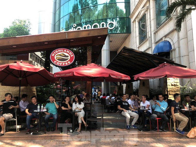 Kinh doanh xuyên tết, một chủ quán cà phê tiết lộ, doanh thu những ngày này gấp 2-3 lần so với ngày thường. Trung bình mỗi ngày anh thu về khoảng 20 triệu đồng. Sau khi trừ chi phí, nhân viên, mặt bằng, anh còn lãi từ 10-15 triệu đồng/ngày.