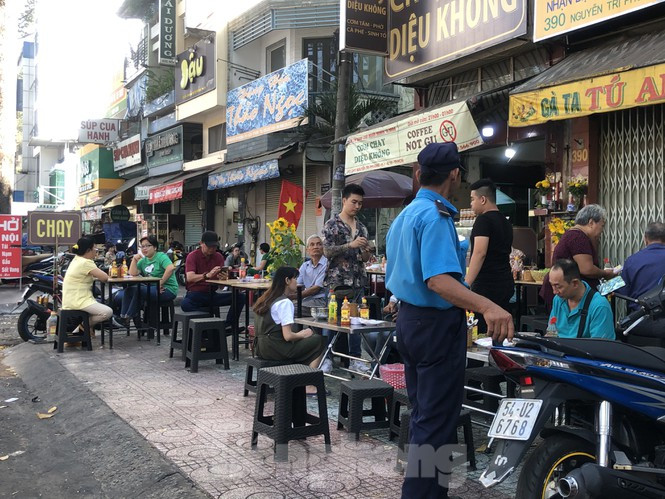 Trong những ngày đầu năm mới, đa số các hàng quán tại TPHCM đều đóng cửa nghỉ tết. Do đó những hàng quán bán hàng xuyên tết đều có lượng khách tăng vọt. Anh Tùng (chủ một cửa hàng chay trên đường Nguyễn Tri Phương) cho biết, quán tăng giá từ 29 tết đến hết mùng 5. Nguyên nhân là do tăng lương cho nhân viên phục vụ, nguyên liệu đầu vào cũng tăng nhẹ.