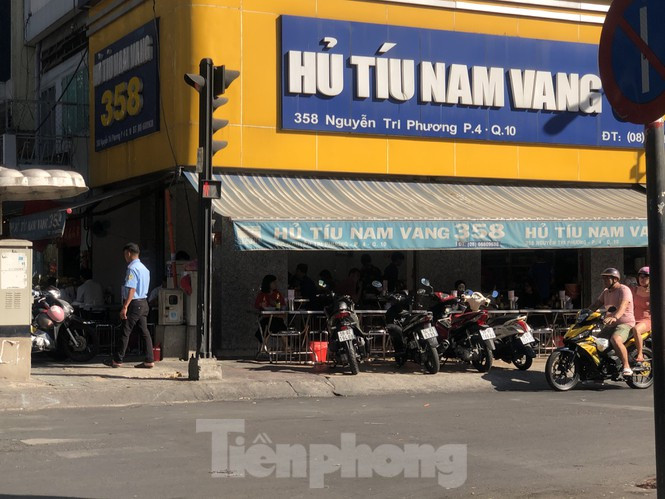 Quán hủ tiếu Nam Vang trên đường Nguyễn Tri Phương (Q.10) vốn đã đông khách, lễ tết còn đông hơn. Hân (nhân viên quán) cho hay, quán đông khách từ sáng sớm đến tận đêm, nhân viên phục vụ liên tục không ngơi tay.