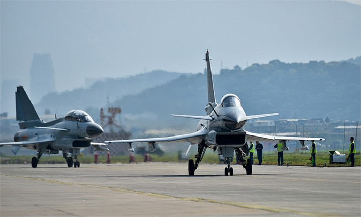 Máy bay J-10 (J-10 Thành Đô) là nỗ lực đầu tiên của Trung Quốc nhằm phát triển tiêm kích thế hệ 4 nhằm đối trọng với các máy bay F-15C Eagle và F-16 Falcon của Mỹ, máy bay Su 27 Flanker và MiG 29 Fulcrum của Liên Xô và sau này là Nga.