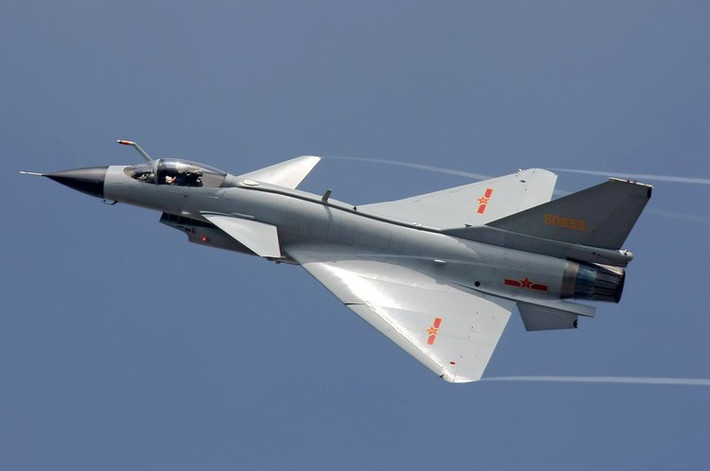 Hiện có khoảng 350 chiếc J-10 với các phiên bản đang phục vụ trong Không quân Trung Quốc. Họ vẫn đang tiếp tục phát triển thêm biến thể J-10C, đây là biến thể với nhiều thay đổi và được xếp vào dòng tiêm kích thế hệ 4,5.