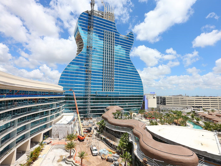 Khách sạn guitar Hard Rock khai trương vào ngày 24/10 trên vùng đất của bộ lạc Seminole ở Hollywood. Công trình là một phần của dự án Florida Hard Rock Hotels & Casinos thuộc tập đoàn Hard Rock International, xây dựng ở tiểu bang Florida, Mỹ. Bộ lạc Seminole mong muốn khách sạn hình guitar trở thành điểm đến du lịch mới nhất của Nam Florida. Ảnh: Ralph Notaro.