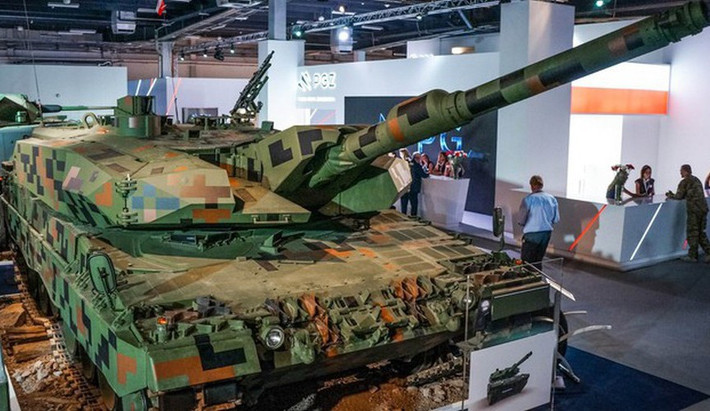 Được biết, Leopard 2PL khá tương đồng với phiên bản Leopard 2NG được làm riêng cho Thổ Nhĩ Kỳ và phiên bản Leopard Revolution dùng trong lục quân Đức.