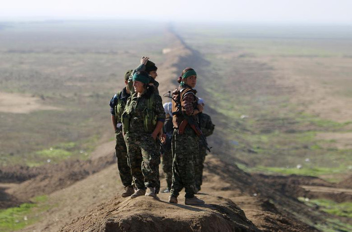 Trong hàng ngũ lực lượng chiến đấu người Kurd ở Syria, có đội quân “Nữ chiến binh người Kurd” (YPJ) thuộc Đơn vị bảo vệ người Kurd (YPG), nơi hội tụ nhiều bóng hồng quả cảm, là một trong những kẻ thù đáng gờm nhất của IS.