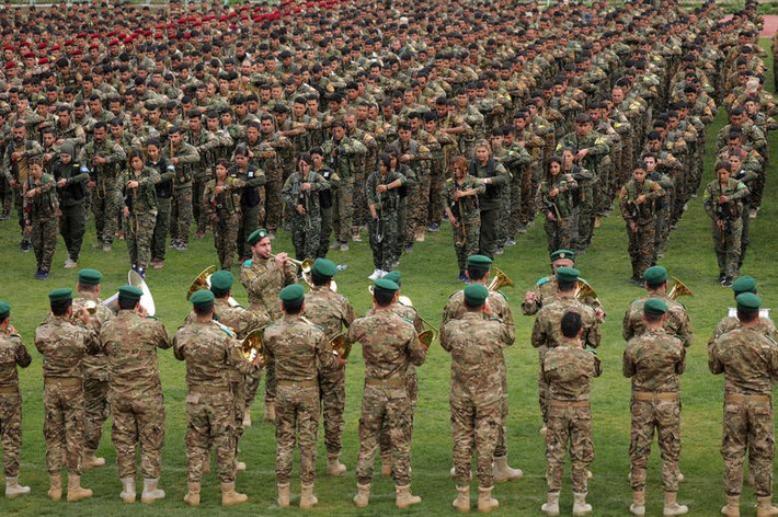 Các chiến binh Lực lượng bảo vệ người Kurd YPG tham gia một cuộc diễu hành quân sự ăn mừng chiến thắng cuối cùng trong cuộc chiến chống IS tại Qamishli, Syria hồi tháng 3/2019.