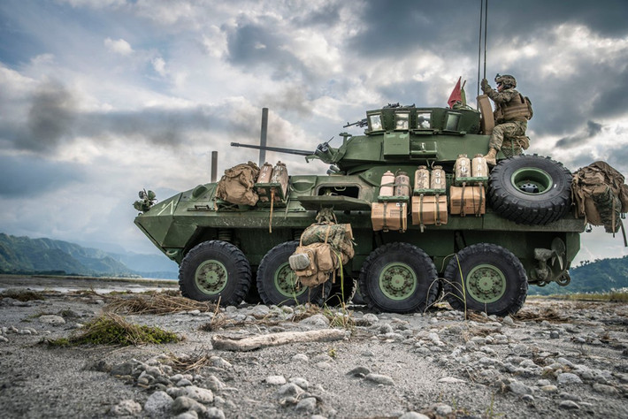 Thủy quân lục chiến Mỹ công kích mục tiêu bằng pháo 30 trên xe chiến đấu bộ binh Stryker. Đây là một trong những phương tiện cơ động nhanh chủ lực của lực lượng này. Ảnh: Thủy quân lục chiến Mỹ.