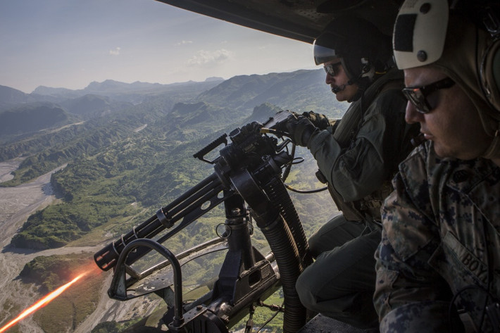 Binh sĩ Mỹ bắn mục tiêu mặt đất bằng súng máy M134 Minigun từ trực thăng vận tải đa năng UH-1Y Huey. Tập trận Kamandag 3 sẽ kết thúc vào ngày 18/10. Ảnh: DVIDS.