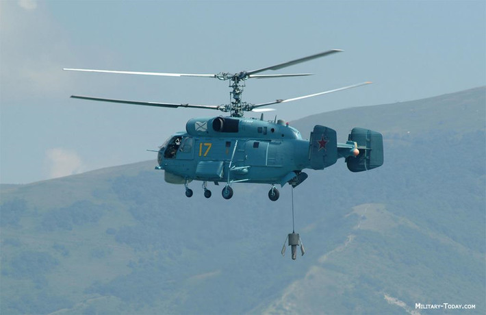 Ngoài radar, Ka-28 có thể thả định vị thủy âm (sonar) nhúng VGS-3 để phát hiện tàu ngầm. Phi công sẽ điều khiển trực thăng bay cách mặt nước từ 25-30 m, sonar sẽ được nhúng xuống biển bằng dây cáp. Nó sẽ phát sóng siêu âm để dò tìm tàu ngầm. Sonar VGS-3 có thể phát hiện tàu ngầm ở cự ly 8 km, độ sâu 500 m. Ảnh: Miltary Today.