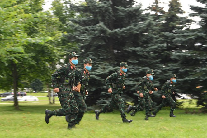 Đội tuyển bắn tỉa Việt Nam rèn thể lực tại một công viên ở Moscow. Ảnh: QĐND