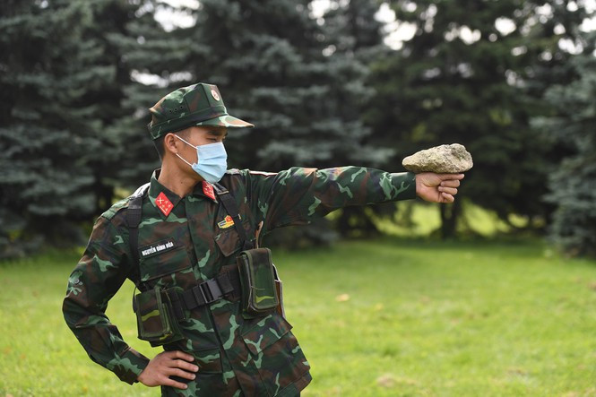 Luyện ngắm bắn với tảng đá trên tay.
