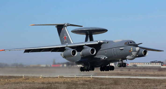 Sau khi ăng-ten của A-100 thu được các tín hiệu điện từ, chúng có thể được sàng lọc và lưu trữ trong ổ cứng máy tính chủ, có công suất lớn trên máy bay, để giải mã và phân tích theo thời gian thực; hoặc thông tin có thể gửi về trung tâm chỉ huy để phân tích, sau đó được gửi lại máy bay; tính năng này không hề có trong AWACS A-50U.
