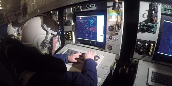 Hệ thống radar trên A-100 có thể trinh sát, phát hiện, theo dõi đồng thời ít nhất là trên 300 mục tiêu; đồng thời chỉ huy tác chiến tới 10 máy bay chiến đấu ở các khoảng cách khác nhau; có thể điều khiển máy bay không người lái cách xa 650 km. Với khả năng kết nối vệ tinh, AWACS A-100 đã tăng đáng kể phạm vi chiến đấu.