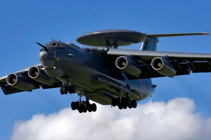 AWACS A-100 không chỉ được trang bị radar cảnh báo sớm công suất lớn, hoặc thiết bị giám sát hoặc gây nhiễu điện tử; trên thực tế, nó không chỉ đơn thuần chỉ là máy bay chỉ huy, cảnh báo sớm, mà còn là phương tiện chế áp điện tử và là trung tâm điều khiển máy bay không người lái từ trên không.