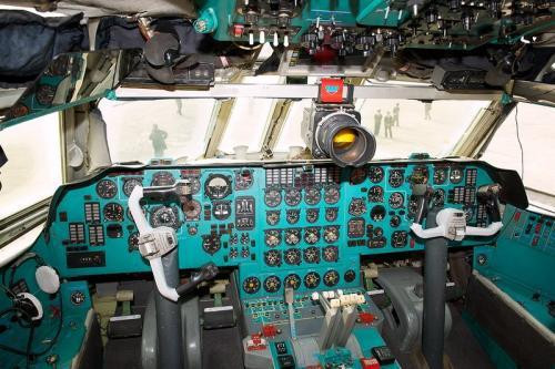 Những chiếc AWACS A-50/A-50U sử dụng khung thân của máy bay Il-76, thuộc công nghệ của thập niên 1970, nên buồng lái và các bảng điểu khiển của máy bay phần lớn là các loại đồng hồ analog và đèn tín hiệu.