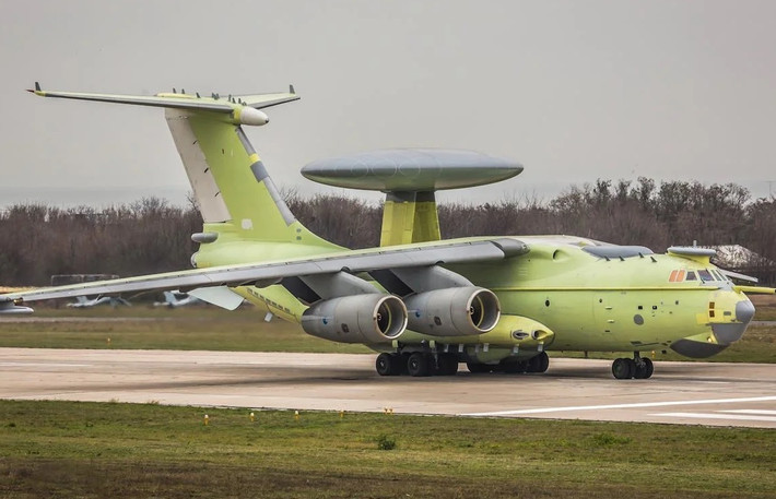 Chiếc AWACS A-100 sử dụng khung thân của máy bay vận tải quân sự chiến lược Il-476 (hay còn gọi là Il-76MD-90A); về thiết bị điện tử, được bố trí 2 radar (A-50 và A-50U chỉ có 1 radar), hoạt động trên hai băng tần khác nhau; như vậy khả năng phát hiện và nhận tín hiệu điện tử của nó đã được cải thiện hơn nữa.