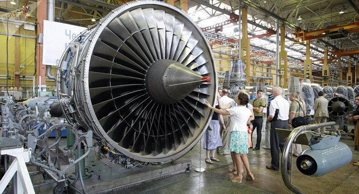 Tận dụng khi Liên Xô mới sụp đổ, kinh tế rất khó khăn, Trung Quốc đã tranh thủ mua nhiều công nghệ của Liên Xô mà Ukraine thừa hưởng; trong 30 năm qua, Ukraine đã chuyển giao hơn 1.500 công nghệ cao cấp cho Trung Quốc như tàu sân bay, máy bay chiến đấu, động cơ máy bay, xe tăng v.v.