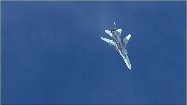 Những dữ liệu về chiếc Su-24, được chuyển đến máy bay chiến đấu F-16, thông qua đường chuyền liên kết dữ liệu LINK-16. Sau khi nhận được dữ liệu, máy tính MMC trên chiến đấu cơ F-16 mang tên lửa sẽ tính toán, tìm phương pháp điều khiển hỏa lực tối ưu.