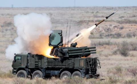 Pantsir-S1 là hệ thống phòng không tự hành tầm thấp, có thể tiêu diệt các loại máy bay, trực thăng, UAV, tên lửa hành trình và vũ khí dẫn đường chính xác không đối đất, với diện tích phản xạ radar nhỏ nhất là 2 cm2 tới 3 cm2 và tốc độ lớn nhất lên tới 1.300 m/s; Pantsir-S1 có tầm bắn từ 5m đến 20.000 m, trần bắn là 15 km, có thể bắn khi hệ thống đang di chuyển.
