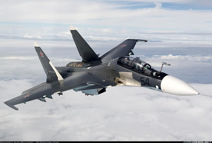 Tuy nhiên một số người Belarus đã phản đối việc mua máy bay chiến đấu Su-30SM do Nga sản xuất và yêu cầu mua máy bay chiến đấu F-16 của Mỹ, khi họ cho rằng, độ bền của máy bay chiến đấu Nga chưa bằng 1/2 máy bay chiến đấu của Mỹ.