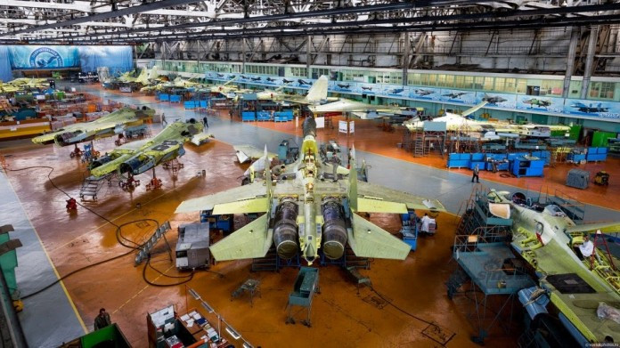 Ảnh: Dây chuyền lắp ráp Su-30SM cho Không quân Belarus.