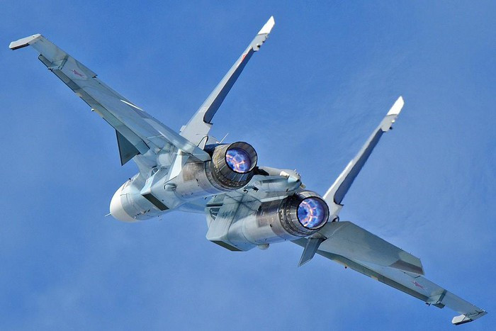 Tuổi thọ của 1 động cơ F-16 của Mỹ tương đương với 4 động cơ MiG-29 của Nga, điều này có thực sự vô lý hay không? Trên thực tế, sau Chiến tranh Lạnh, Không quân Ba Lan đã từng vận hành máy bay chiến đấu hai động cơ MiG-29 của Liên Xô và máy bay chiến đấu F-16 một động cơ của Mỹ, nên nhận xét của Không quân Ba Lan không phải là không có cơ sở.