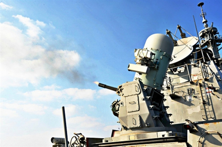 Đồng thời, hệ thống CIWS cũng đang được phát triển, tích hợp một hệ thống radar thế hệ mới gọi là radar CIWS Phalanx Block 1B Baseline 2. Cấu hình Phalanx Block 1B tích hợp một cảm biến hồng ngoại quan sát phía trước (FLIR), một camera bám bắt mục tiêu tự động, nòng pháo tối ưu hóa (OBG) và đạn cải tiến mức sát thương (ELC), theo các quan chức hải quân.