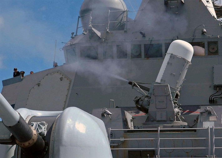 Trong khi đó, radar Phalanx Block 1B Baseline 2 là loại radar kỹ thuật số mới giúp hệ thống CIWS cải thiện khả năng dò tìm mục tiêu, tăng độ tin cậy và giảm thời gian bảo dưỡng hệ thống. Radar này cũng có "chế độ mặt nước" giúp bổ sung năng lực dò, phát hiện và tiêu diệt các mối đe dọa trên mặt nước tầm gần hơn so với loại radar cũ.