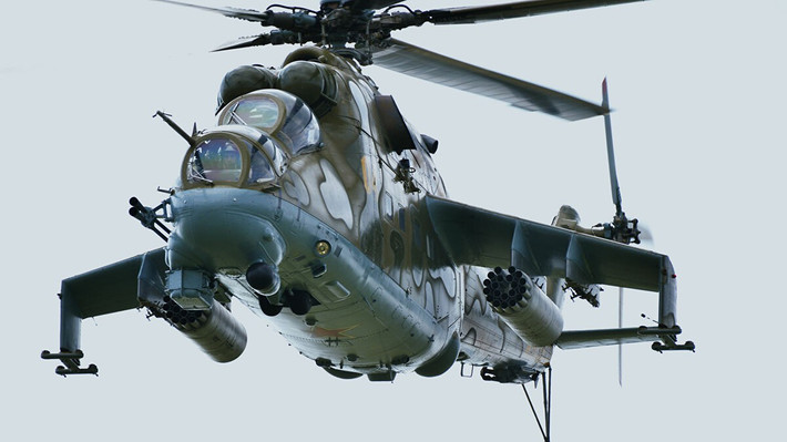 Những chiếc Mi-24 có khả năng chở được 8 lính có vũ trang hoặc 4 cáng cứu thương, hay 2,4 tấn hàng hóa.