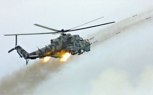 Về khả năng chiến đấu, trực thăng chiến đấu Mi-24 trang bị hỏa lực súng máy hoặc pháo (đặt ở đầu mũi). Súng máy YakB 12,7mm được trang bị trên những chiếc Mi-24D thế hệ đầu. Từ thế hệ 2 trở đi (seri Mi-24V, Mi-24P, Mi-35) thường lắp pháo 23-30mm cố định.