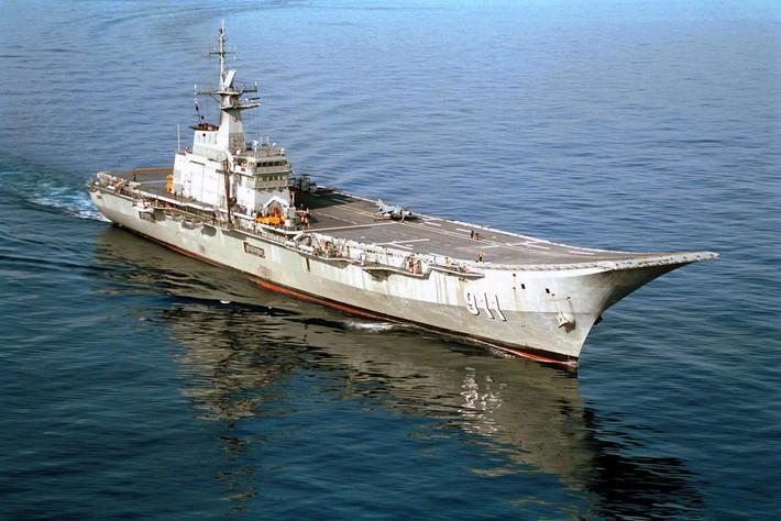 Tàu sân bay Chakri Naruebet của Thái Lan: Kể từ khi được đưa vào hoạt động trong Hải quân Hoàng gia Thái Lan từ năm 1997, tàu sân bay duy nhất của Đông Nam Á gần như chỉ "đắp chiếu" tại cảng. Tàu được triển khai 3 lần vào các năm 2004, 2010 và 2011 để làm nhiệm vụ cứu trợ nhân đạo. Ảnh: Hải quân Mỹ.